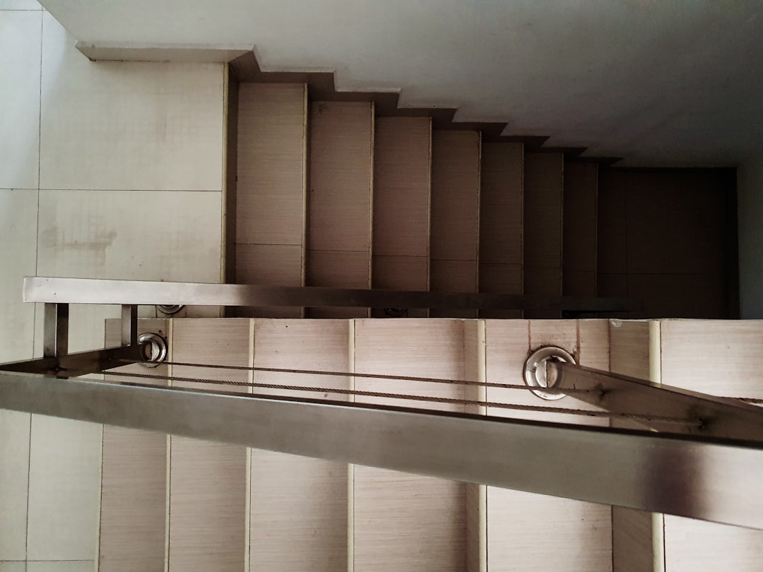 Asansör Olmadan Taşıma: Merdiven Stratejileri