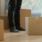 Taşıma kutularıyla paketlenmiş bir daire eşyası