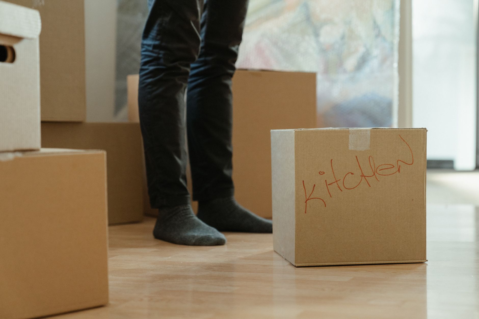Taşıma kutularıyla paketlenmiş bir daire eşyası