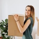 Taşıma kutularıyla paketlenmiş bir dairenin içi