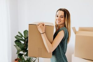 Taşıma kutularıyla paketlenmiş bir dairenin içi