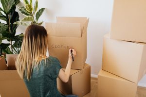 Taşınma sırasında paketleme ve bütçe planlamasını gösteren bir sahne