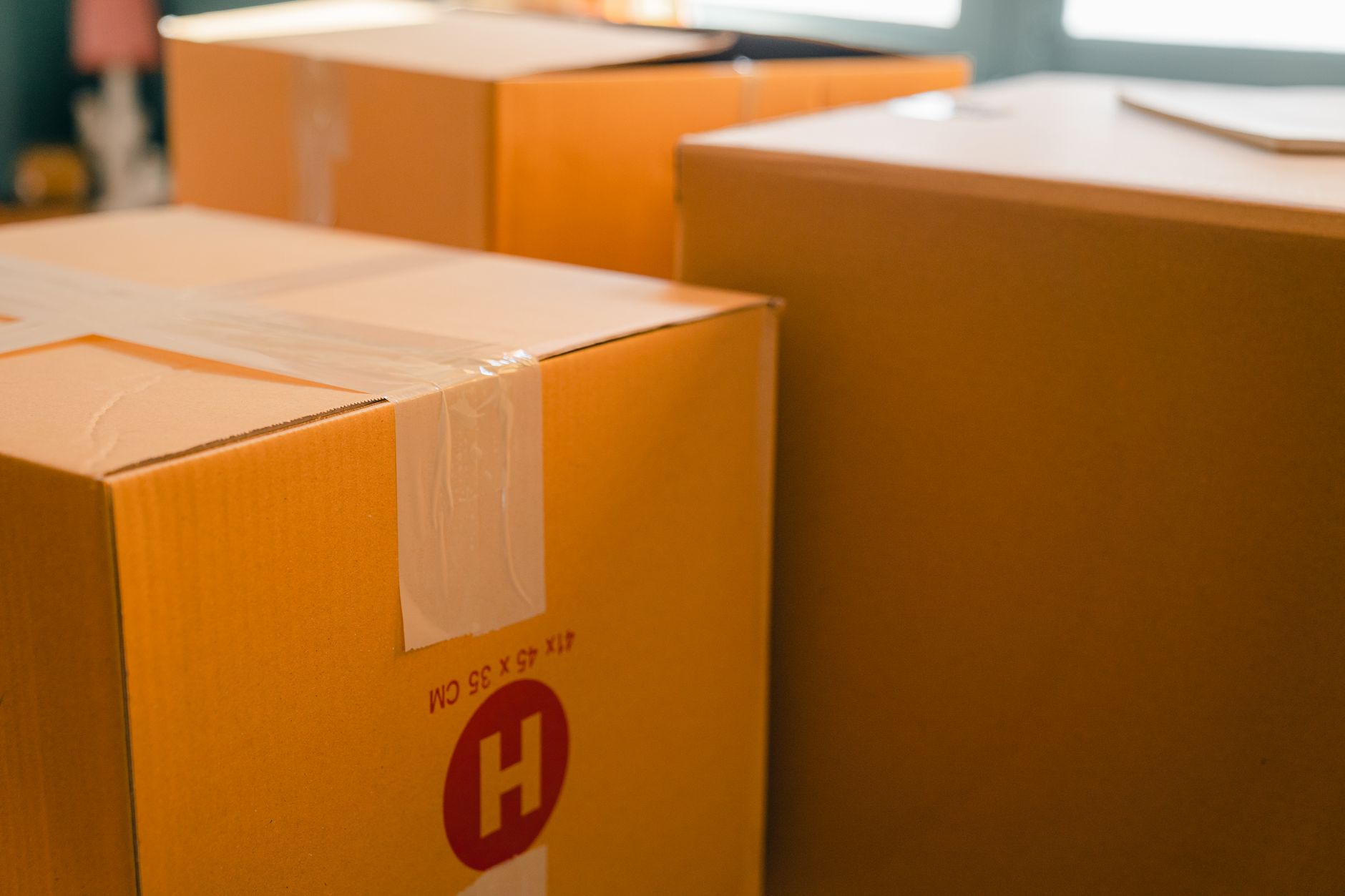 Üsküdar’da evden eve nakliyat için paketleme sırasında kullanılan kutular